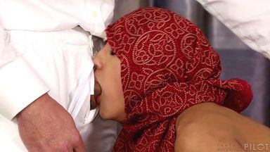 Мусульманка сосет член массажисту и трахается с ним на кушетке
